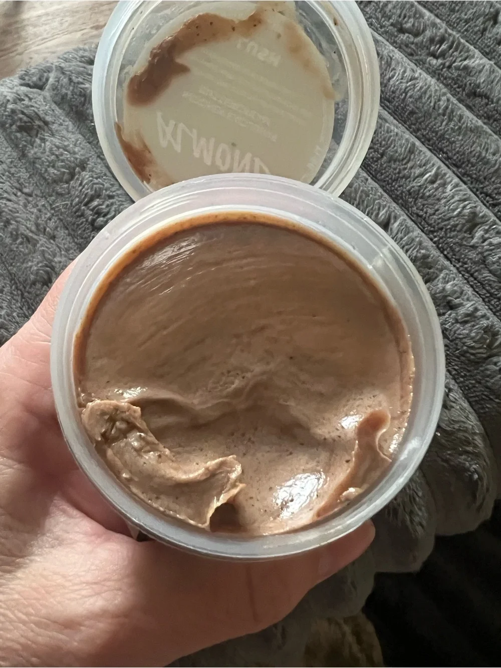 LUSH KITCHEN EXCLUSIVE BUTTERCREAM BODY WASH/EXFOLIATE